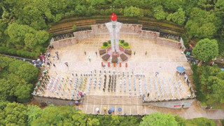 三明市举行2020年烈士纪念日活动 雨中慰英烈追思励未来