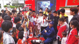 永安组织留守儿童和困境儿童走进消防大队 了解消防设施