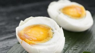 咸鸭蛋的腌制方法 5个步骤教你做出起沙流油的咸鸭蛋